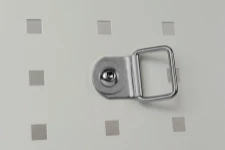 An der Schmalseite der Einrichtung befestigte klappbare Zurröse aus Stahl