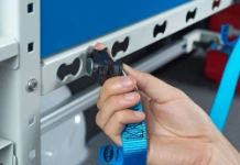 Anbringung des Spanngurts an der Einrichtung