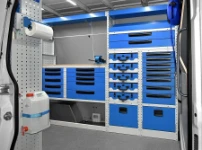 Blick durch die Seitentür auf die Einrichtung im Mercedes Sprinter