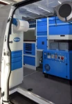 Blick von der Seitentür auf die Einrichtung im Sprinter mit Kompressor-Generator-Kombination