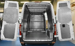 Bodenplatte aus Holz mit Marmor-Optik und Laderaumverkleidung aus Riffelaluminium für den Sprinter