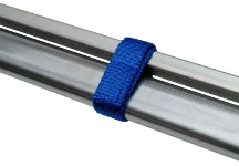 Detail des Riemens mit Klettband am Tragrohr mit Kleiderbügelsicherung