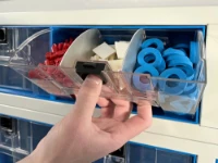 Die durchsichtige Kipplade bietet Platz für jede Menge unterschiedliches Material