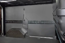 Die linke Wand im NV300 mit Schutzverkleidung