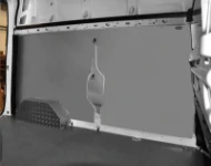 Die Verkleidung der linken Wand des Renault Trafic