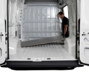 Einbau der Bodenplatte im Fahrzeug