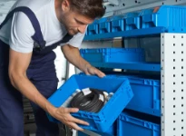 Euronorm-Behälter auf Syncro Ultra Regal