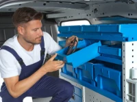 Fachboden mit Sichtlagerkästen