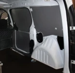 Fixiersysteme an der Seitenwand des eingerichteten Fahrzeugs für die Kontrolle von Systemen zur Messung von Flüssigkeiten