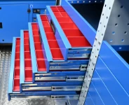 Fünf Schubladen mit Einsatzboxen aus Kunststoff