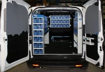 Für die Montage von Markisen eingerichteter Kleintransporter