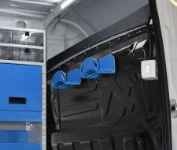 Kabelsattel aus Aluminium an der Laderaumtrennwand