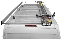 Leiterträger mit 1 Leiterlift mit Laderolle und Seitenwangen auf dem Dach des Transit