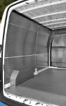 Linke Laderaumwand im Sprinter mit Bodenplatte und Laderaumverkleidung