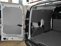 Linke Seite des Laderaums mit Schutzverkleidungen und Bodenplatte im Dokker