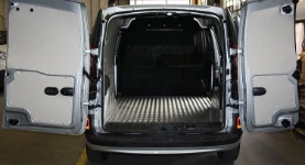 Mercedes Citan mit Bodenplatten aus Riffelaluminium