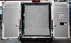 Offene Auffahrrampe im Laderaum des Jumper