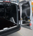 Rechte Laderaumwand mit Schutzverkleidungen aus Holz und Aluminium im Connect 2013