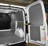 Rechte Laderaumwand mit Verkleidungen und Bodenplatte im Ford Custom