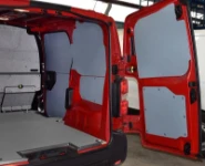 Rechte Seite des Opel Vivaro mit Bodenplatte und Trennwandverkleidung aus Holz mit Marmor-Optik und Wandplatten aus Kunststoff