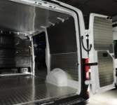 Rechte Seite im Crafter mit Schutzverkleidungen aus Riffelaluminium