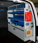 Regal auf der rechten Seite des Caddy