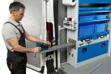 Schraubstock auf ausziehbarem Schraubstockhalter