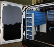 Schubladen in einem für Montage und Wartung von Markisen eingerichteten Kleintransporter