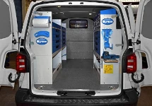 Von Syncro System eingerichteter Transporter für Sanitär- und Heizungstechniker