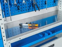 Werkbank aus Holz mit Edelstahlverkleidung