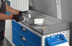 Werkbank aus Holz mit extra beständiger Edelstahlverkleidung