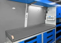 Werkbank mit Edelstahlverkleidung im eingerichteten Fahrzeug