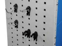 Werkzeugklemmen aus Stahl und Kunststoff zur Anbringung an den Seitenteilen der Einrichtung