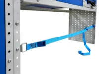 Zurrgurt mit Schnellaushängung zwischen zwei Seitenteilen