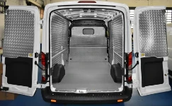 Schönes Exemplar eines Ford Transit mit Bodenplatte in Marmor-Optik und Wandverkleidungen aus Riffelaluminium