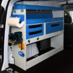 Schubladenelemente und Regale in einem für den Kundendienst an Messsystemen für Flüssigkeiten und viskosen Medien eingerichteten Van