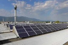Solarmodule auf dem Dach von Syncro System Spa