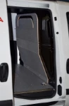Trennwandverkleidung aus Holz mit Marmor-Optik für den Fiat Doblò