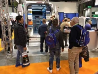 Vorführfahrzeug und Infotheke von Syncro System bei der MCE 2018